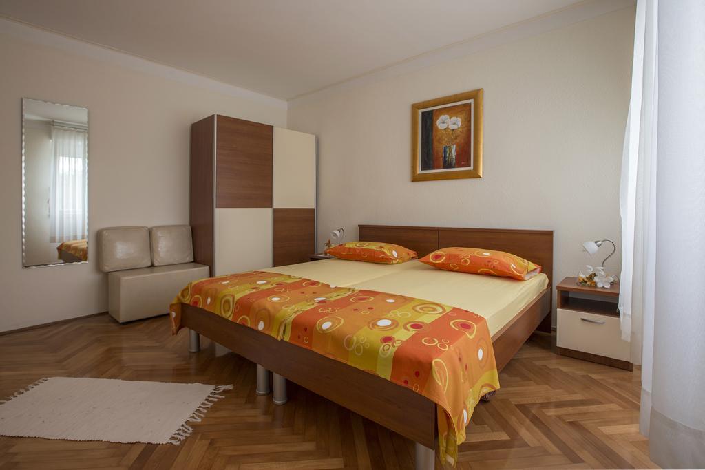 Dante Apartment Split Room photo