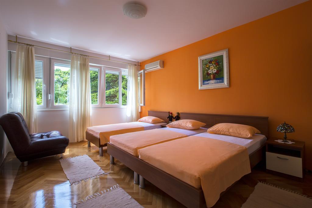Dante Apartment Split Room photo